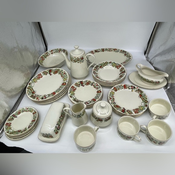 Marine toys for tots foundation dinnerware set of 33